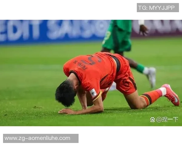 U20意大利与英格兰激战正酣青年球员展现足球新风采 U20意大利与英格兰激战正酣青年球员展现足球新风采